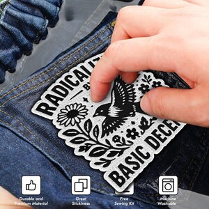 Peut inclure: Un &eacute;cusson brod&eacute; blanc et noir avec le texte "RADICAL BASIC DECE" et un motif d'oiseau et de fleurs. L'&eacute;cusson est tenu au-dessus d'une surface en denim. Caract&eacute;ristiques : mat&eacute;riau durable, grande adh&eacute;rence, kit de couture gratuit et lavable en machine.
