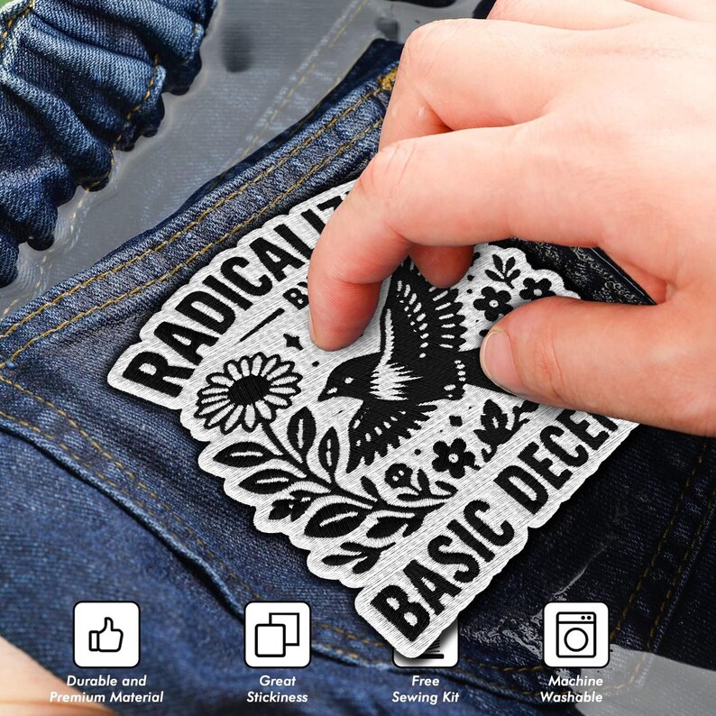 Peut inclure: Un &eacute;cusson brod&eacute; blanc et noir avec le texte "RADICAL BASIC DECE" et un motif d'oiseau et de fleurs. L'&eacute;cusson est tenu au-dessus d'une surface en denim. Caract&eacute;ristiques : mat&eacute;riau durable, grande adh&eacute;rence, kit de couture gratuit et lavable en machine.