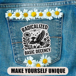 Peut inclure: Une poche de jean orn&eacute;e de marguerites blanches et d'un &eacute;cusson avec l'inscription "RADICALIZED BY BASIC DECENCY" et un motif d'oiseau. L'expression "MAKE YOURSELF UNIQUE" figure en bas. La poche est sur un fond en jean bleu.