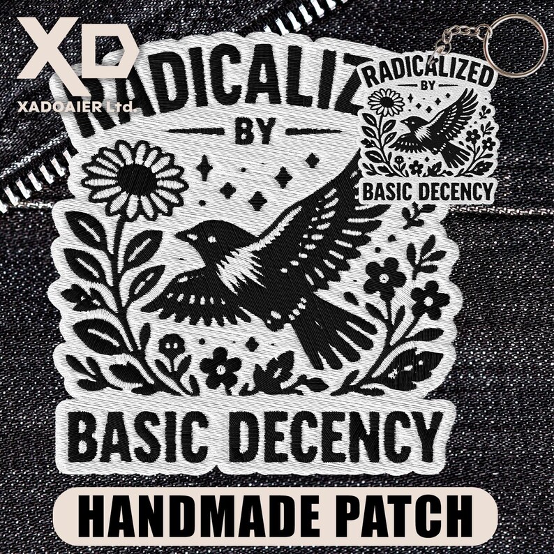 Peut inclure: Un &eacute;cusson brod&eacute; en noir et blanc avec un motif d'oiseau et le texte "RADICALIZED BY BASIC DECENCY". L'&eacute;cusson comprend &eacute;galement les mots "HANDMADE PATCH". Un petit porte-cl&eacute;s est attach&eacute;.