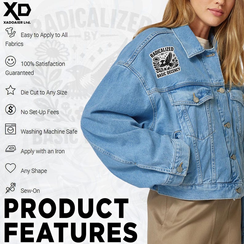 Peut inclure: Veste en jean bleu clair avec un &eacute;cusson &laquo; RADICALIZED BASIC DECENCY &raquo;. L'image affiche &eacute;galement les caract&eacute;ristiques du produit, notamment &laquo; Facile &agrave; appliquer sur tous les tissus &raquo;, &laquo; Satisfaction garantie &agrave; 100 % &raquo; et &laquo; Lavable en machine &raquo;.