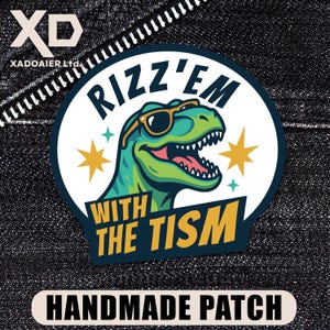 Può includere: Toppa rotonda con un dinosauro dei cartoni animati con occhiali da sole. La toppa presenta la scritta "Rizz'em with the Tism" e "Handmade Patch". Il dinosauro è verde, su sfondo bianco con stelle gialle.