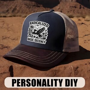Peut inclure: Casquette de camionneur bleu marine et marron avec un dos en filet beige. L'avant du chapeau pr&eacute;sente un carr&eacute; blanc avec les mots "RADICALIZED BY BASIC DECENCY" entourant un graphique d'oiseau noir. La visi&egrave;re est marron.