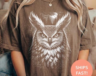 Camiseta con ojos intensos de búho real, camiseta con cara de búho, camiseta de depredador nocturno, camiseta de búho del bosque, camiseta con ilustración de vida silvestre.