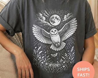 Camiseta de búho común volando a la luz de la luna, camiseta de búho y luna, camiseta de pájaro nocturno, camiseta de búho celestial, top gótico de naturaleza