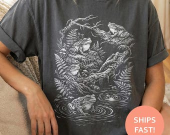 Camiseta con estampado de estanque de ranas estilo cottagecore oscuro, camiseta vintage con estética de sapo y helecho estilo goblincore, regalo para amantes de la naturaleza, camiseta con arte botánico del suelo del bosque.