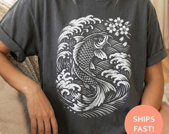 Camiseta japonesa con estampado de olas de carpas koi, camiseta con estampado de peces koi, camiseta con estampado de olas japonesas, camiseta con estampado de carpas koi, camiseta estilo zen japonés.