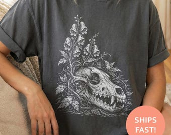 Camiseta con calavera de lobo y acónito, camiseta botánica con calavera de lobo, camiseta gótica con calavera, camiseta de naturaleza oscura, top de bruja