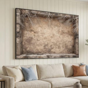 Könnte beinhalten: Ein gerahmter Wandkunstdruck mit einer strukturierten, sepiafarbenen Innenszene mit einem Steinsims und weißen, astähnlichen Details. Das Kunstwerk wird über einem beigen Sofa mit dekorativen Kissen präsentiert.