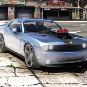 Pode incluir: Um carro desportivo azul claro com uma faixa de corrida preta e um motor personalizado. O carro tem grandes rodas prateadas e está estacionado numa superfície de asfalto rachado. O capô é personalizado com três entradas de ar vermelhas.