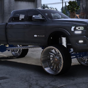 Może przedstawiać: Biały ceramiczny kubek z czarnym uchem i napisem "But First, Coffee" w stylu ręcznym. Kubek ma pojemność około 325-440 ml, idealny do kawy.