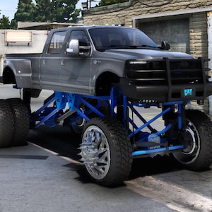 Peut inclure: Un monster truck gris avec une protection avant noire et une suspension bleue. Le camion a de grandes roues et pneus chromés. Le mot "CAT" est visible à l'avant.