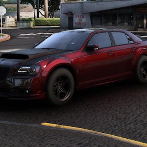 Może przedstawiać: Czerwony sedan z czarnym wlotem powietrza i czarnymi kołami zaparkowany na ulicy miasta. Samochód ma elegancki design. Tło obejmuje budynki i przejście dla pieszych.