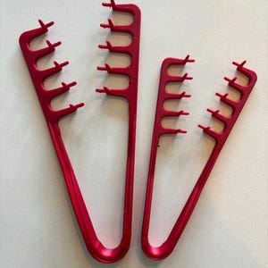 Puede incluir: Una taza de cerámica blanca con un asa negra y el texto "But First, Coffee" en negrita negra. La taza se encuentra sobre un fondo neutro, resaltando su diseño sencillo.