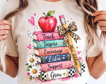 Benutzerdefinierter Lehrername PNG, Zurück in der Schule Kokette Shirt Design Trendy Teach T-Shirt Grafik, 1. Schultag Sublimation Lustiges Lehrerleben