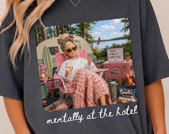 Camping Mädchen PNG, Puppengesicht Meme Shirt Design, Live Hier Jetzt PNG Download, lustige trendige Puppengesicht Sublimation, Sommer Camping Urlaub PNG