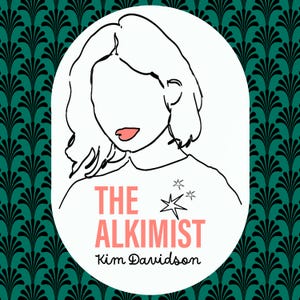 Op de afbeelding: Een witte ovale afbeelding met een zwarte lijntekening van een persoon met kort haar en koraalkleurige lippen. De tekst THE ALKIMIST staat in koraal met drie kleine zwarte sterren, gevolgd door de naam Kim Davidson in het zwart op een groene achtergrond.