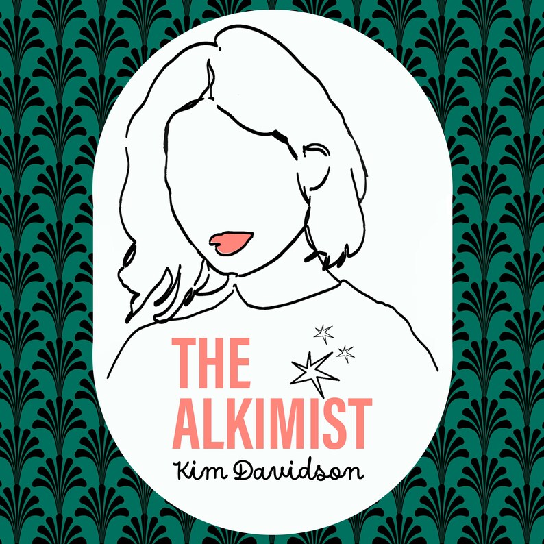 Op de afbeelding: Een witte ovale afbeelding met een zwarte lijntekening van een persoon met kort haar en koraalkleurige lippen. De tekst THE ALKIMIST staat in koraal met drie kleine zwarte sterren, gevolgd door de naam Kim Davidson in het zwart op een groene achtergrond.
