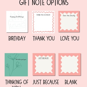 Op de afbeelding: Een verzameling van zes vierkante cadeaukaartjes op een lichtroze achtergrond. De kaarten bevatten verschillende ontwerpen, waaronder een verjaardagstaart, geschulpte randen en bloemillustraties met teksten zoals happy birthday, thank you so much, love you dearly, thinking of you en just because.