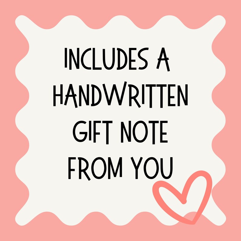 Op de afbeelding: Een vierkante afbeelding met een golvende roze rand en een wit midden. De tekst INCLUDES A HANDWRITTEN GIFT NOTE FROM YOU staat in een zwart schreefloos lettertype. Een handgetekende roze hartvorm staat in de rechterbenedenhoek.