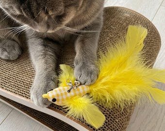 Bacchetta giocattolo per gatti con piume e base a ventosa / Gioco interattivo per gatti da interno con campanellino / Giocattolo per gatti con piume naturali per giocare ed fare esercizio