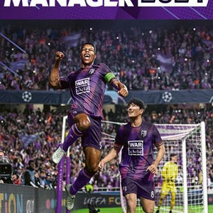 Peut inclure: La couverture du jeu Football Manager 2024 présente deux joueurs de football en maillots violets célébrant. L'arrière-plan montre un stade rempli de supporters. Le titre du jeu est en blanc et violet.