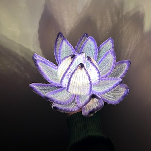 Puede incluir: Una taza de cerámica blanca con un asa negra y el texto "But First, Coffee" en un estilo manuscrito. La taza está sobre una superficie blanca. La taza mide aproximadamente 10 cm de alto.