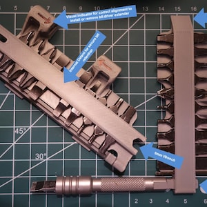 Puede incluir: Un organizador de puntas de destornillador impreso en 3D de color gris claro con múltiples ranuras para puntas metálicas, una llave integrada de 8 mm, una cuña rascadora, una ranura de 3 mm para hacer palanca y un destornillador extensor.
