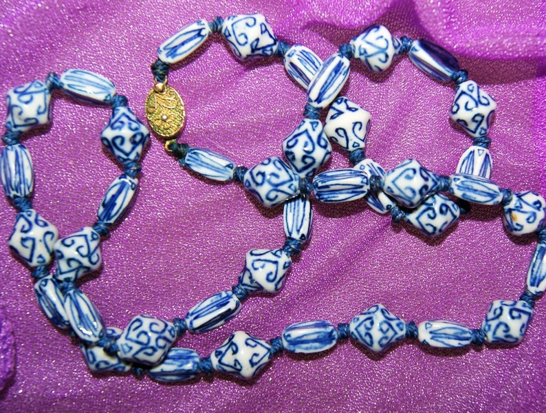 VINTAGE FLOWBLUE CHINESE Beads Necklace c1935