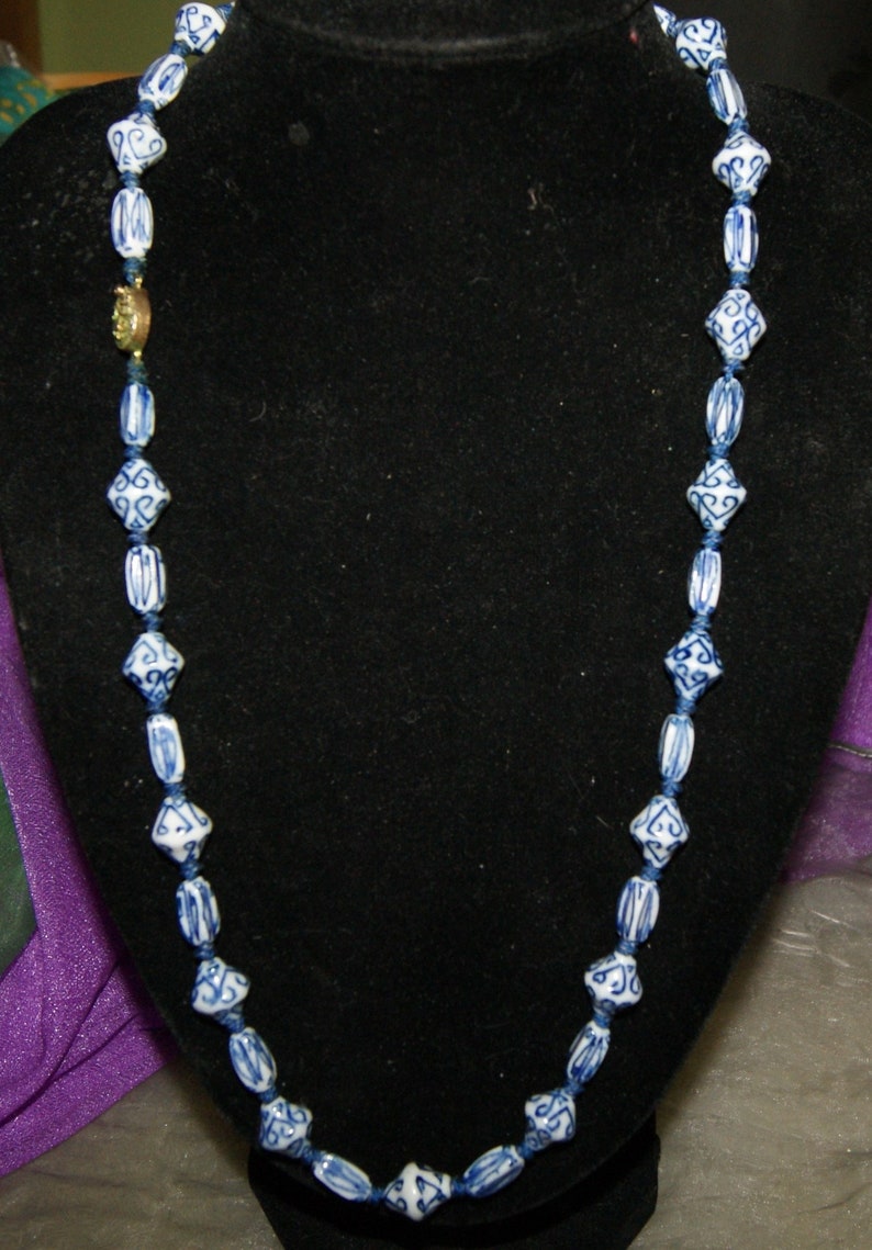 VINTAGE FLOWBLUE CHINESE Beads Necklace c1935