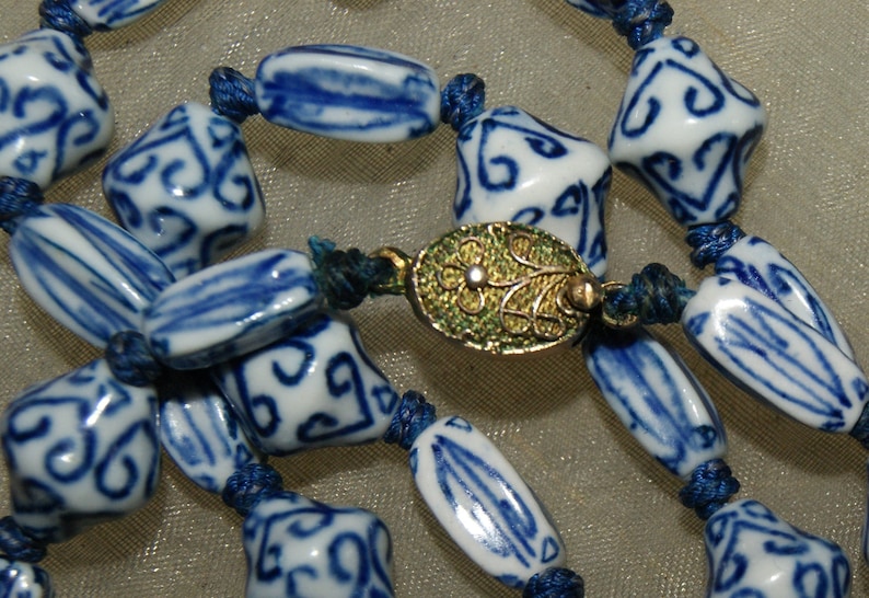 VINTAGE FLOWBLUE CHINESE Beads Necklace c1935