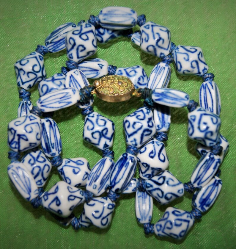 VINTAGE FLOWBLUE CHINESE Beads Necklace c1935