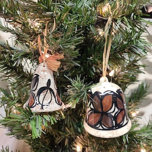 Décorations de Noël en forme de cloche en céramique d'Hawaï par Lauhala Trading