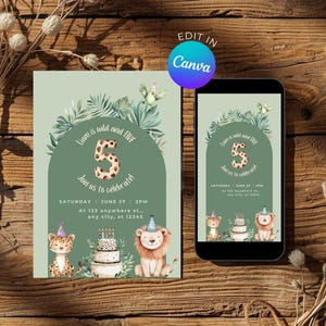 Puede incluir: Una invitación de cumpleaños con temática de jungla, con un leopardo, un león y un pastel. La invitación está sobre un fondo verde salvia con el texto "Liam is wild and FIVE" y los detalles del evento. Un smartphone muestra el mismo diseño.