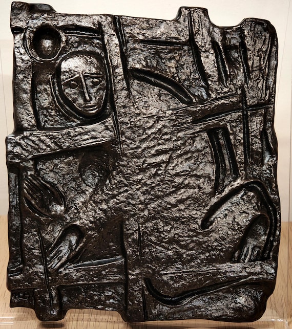Relief Buderus 1974 – „Więźniów pocieszać” – Thomae & HB – 20×18 cm – brutalistyczny odlew 1,5 cm – sygnowany