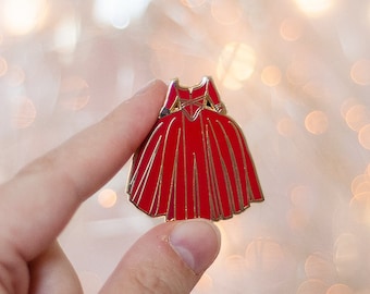 Broche en émail Outlander. La robe rouge de Claire. Claire Fraser. Libellule en Ambre. Robe rouge. Outlander, Paris. Mode française. Robe 18ème Siècle