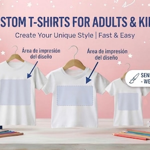Puede incluir: Tres camisetas blancas de diferentes tamaños colgadas en perchas de madera. Cada camiseta presenta un área rectangular azul claro con el texto 'Área de impresión del diseño'. Un cartel blanco muestra 'CUSTOM T-SHIRTS FOR ADULTS & KIDS' y 'SEND YOUR DESIGN - WE PERSONALIZE'.