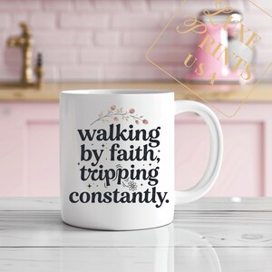 Taza "Caminando por fe", taza de café con inspiración religiosa, taza con cita de las Escrituras cristianas, regalo de fe para el Día de la Madre, taza de 325 ml (11 oz).