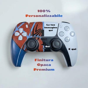Può includere: Controller di gioco personalizzato con un design rosso, blu e bianco. Il controller presenta il testo "100% Personalizzabile" e "La tua immagine qui". Il controller ha una finitura opaca ed è etichettato "Premium".