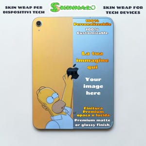 Può includere: Una skin wrap per dispositivi tecnologici con un design giallo e blu, con Homer Simpson che tiene un logo Apple. La skin è personalizzabile e disponibile in finitura opaca o lucida. Testo: "Your image here".
