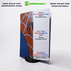 Può includere: Una skin wrap per dispositivi tecnologici con un design di Spider-Man rosso e blu. La wrap include il testo "100% Personalizzabile" e "Your image here". Per dispositivi tecnologici.