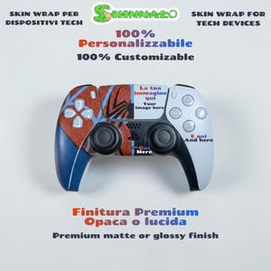 Könnte beinhalten: Eine individuelle Skin-Folie für ein technisches Gerät, mit einem Design in Rot, Blau und Weiß. Die Controller-Folie trägt den Text "La tua immagine qui" und "E qui And here". Das Produkt ist mit einem Premium-Matte- oder Glanz-Finish anpassbar.