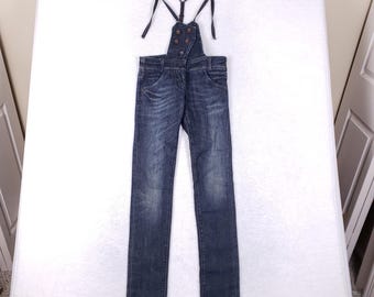 Jardineira jeans vintage feminina Miss Sixty, tamanho 24, modelo skinny com suspensórios, lavagem escura.
