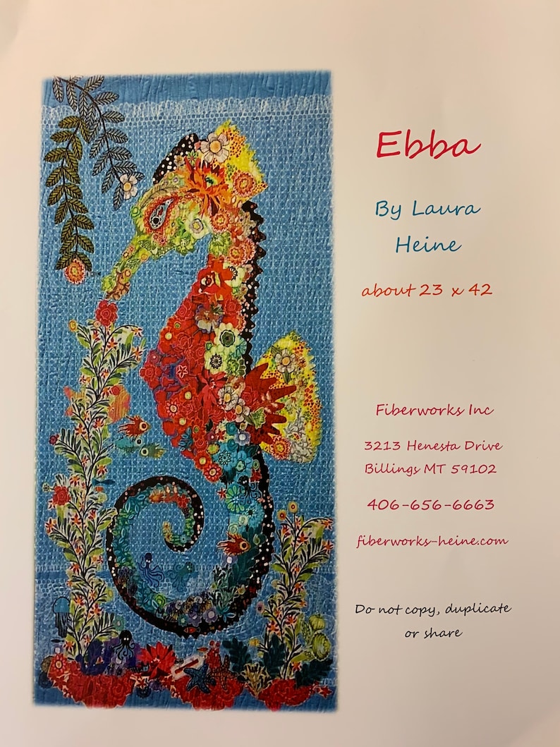 Pu&ograve; includere: Un cavalluccio marino colorato in stile mosaico, realizzato con ritagli di tessuto, su uno sfondo blu. L'opera d'arte &egrave; intitolata "Ebba" di Laura Heine e misura circa 58 cm per 107 cm. Sono inclusi i dati di contatto di Fiberworks Inc.