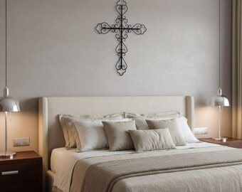 Cruz de metal forjada artesanalmente, arte cristiano minimalista en hierro forjado, decoración para espacios sagrados.
