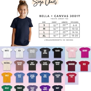 Pu&ograve; includere: Un giovane indossa una maglietta da ragazzo blu navy. L'immagine include una tabella delle taglie con misure di petto e lunghezza in pollici per le taglie S, M, L e XL. Sono visualizzati vari colori di maglietta.