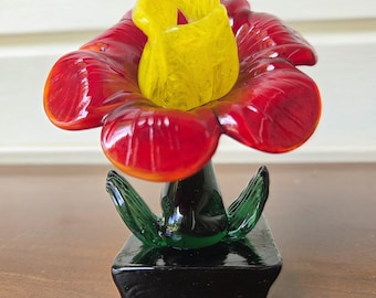 Vintage-Kunstglas-Skulptur einer roten Rose auf schwarzem Sockel