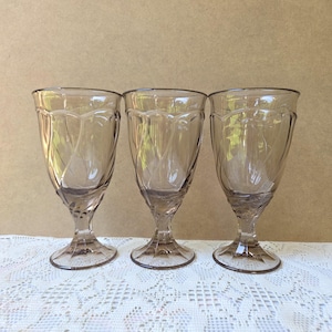 Juego de 3 copas de cristal amatista ahumado vintage / Copas de agua/vino con diseño de tulipán en espiral de mediados de siglo de 18 cm / Elegante cristalería de mesa de mediados de siglo