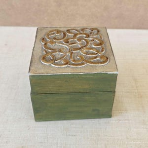 Kleine aufklappbare Holzkiste, grün bemalt, geschnitzter Rolldeckel, Schmuckkästchen, Ringbox, Geschenk