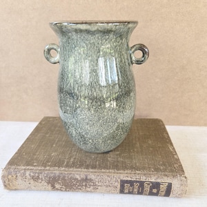 Jarrón de cerámica de estudio vintage / Esmalte verde salvia jaspeado, asas de doble anillo